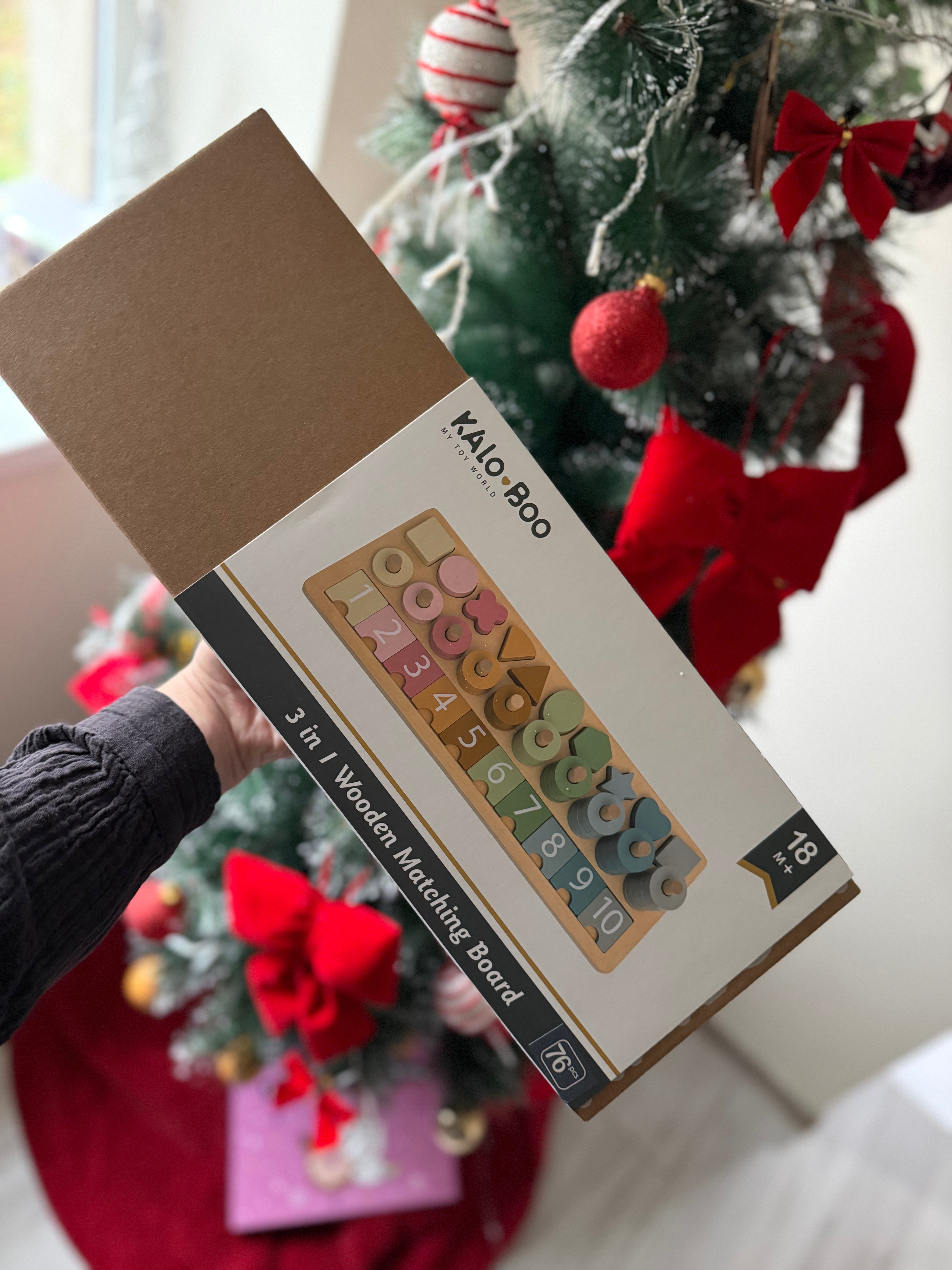 KALO BOO 3 in 1 Medinė Lavinamoji Dėlionė – Skaičiukai, Formos ir Žiedai (18+ mėn.)